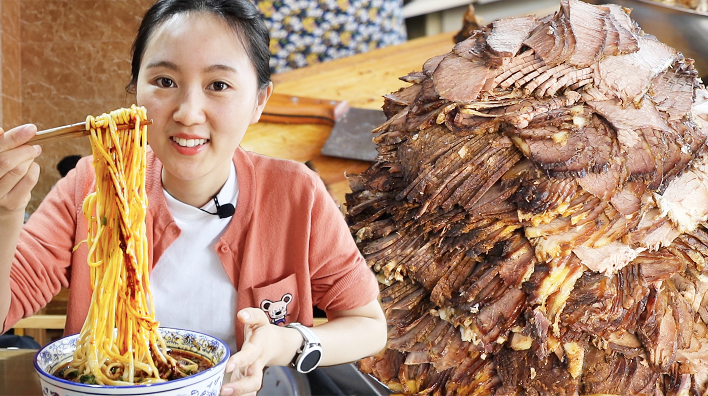 实拍兰州面馆,现煮2锅牛肉,面团堆成山,一碗8元加20元肉吃过瘾
