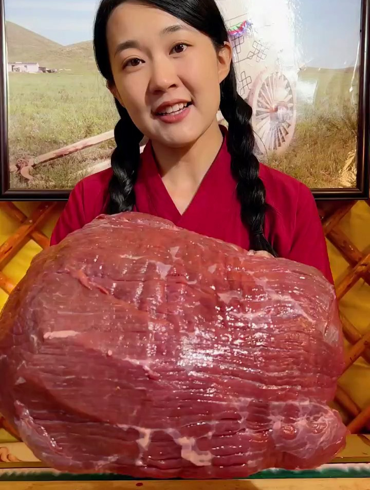 自己做牛肉干啦!将草原黄牛后腿肉,切条风干两天再炭火烤