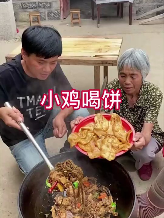 今天做的特色家常菜,小鸡喝饼,软烂入味,爸妈吃的真的开心