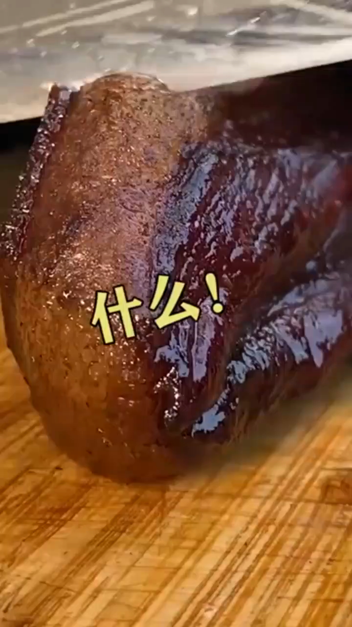 这是我们四川的腊肉,传统手工工艺,吃上一口,怎一个爽字了得