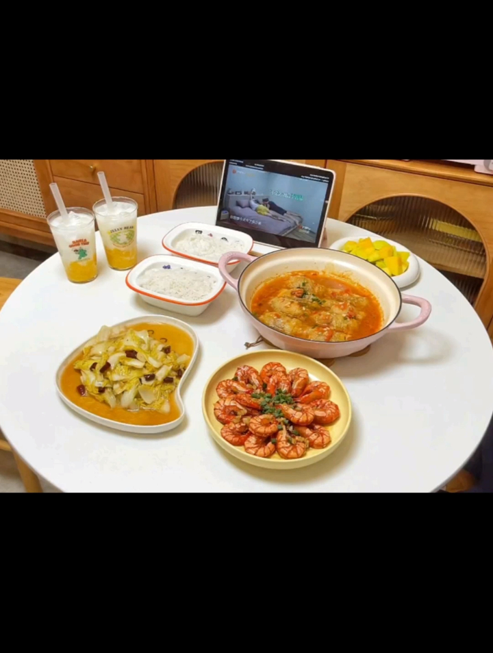 茄汁肥牛虾滑响铃卷、煎虾、酸辣白菜,响铃卷不用多说太好吃了!