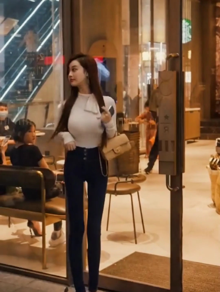女生还是肚子上有点肉肉更可爱