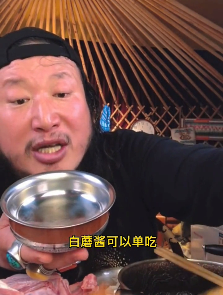 毛子哥不愧是韭菜花的鼻祖,把韭菜花的吃法,研究的太透彻了