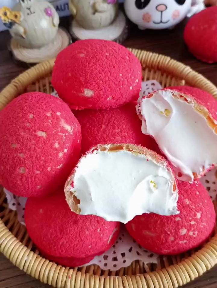 不需要面粉糊化,也可以做出个个大空心的红丝绒酥皮大泡芙