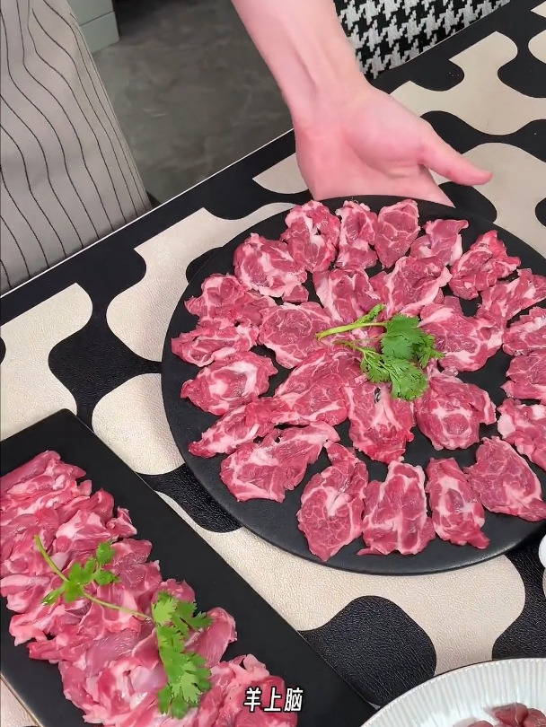 鱼吃腻了换换口味,在家吃上了老公做的冰煮羊火锅……一个字:嫩!