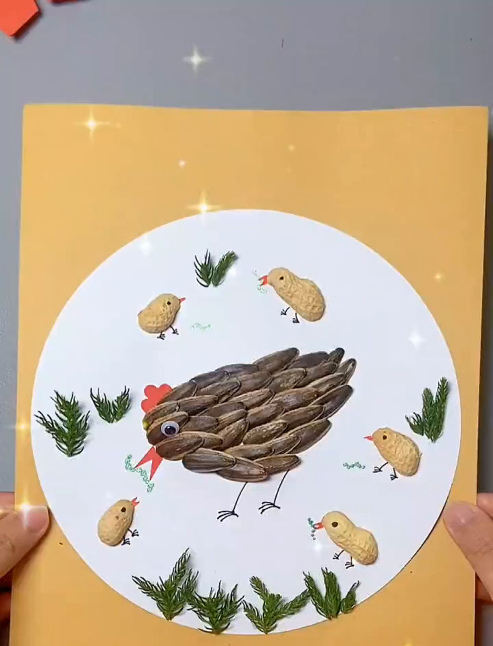 用瓜子皮和花生皮搭个鸡窝,小鸡们围着鸡妈妈,画面太暖心了!