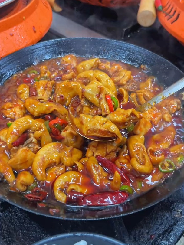 下饭小火锅,把火锅做成快餐,一人一锅,各类菜品自由搭配