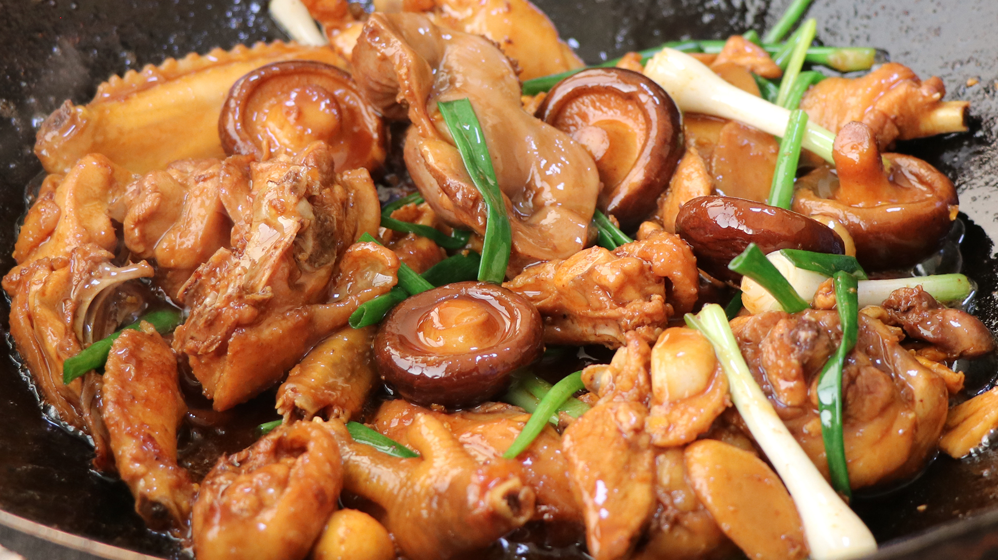 老广媳妇点名要吃的香菇炒鸡肉,香菇嫩滑爽口,鸡肉香嫩爽滑