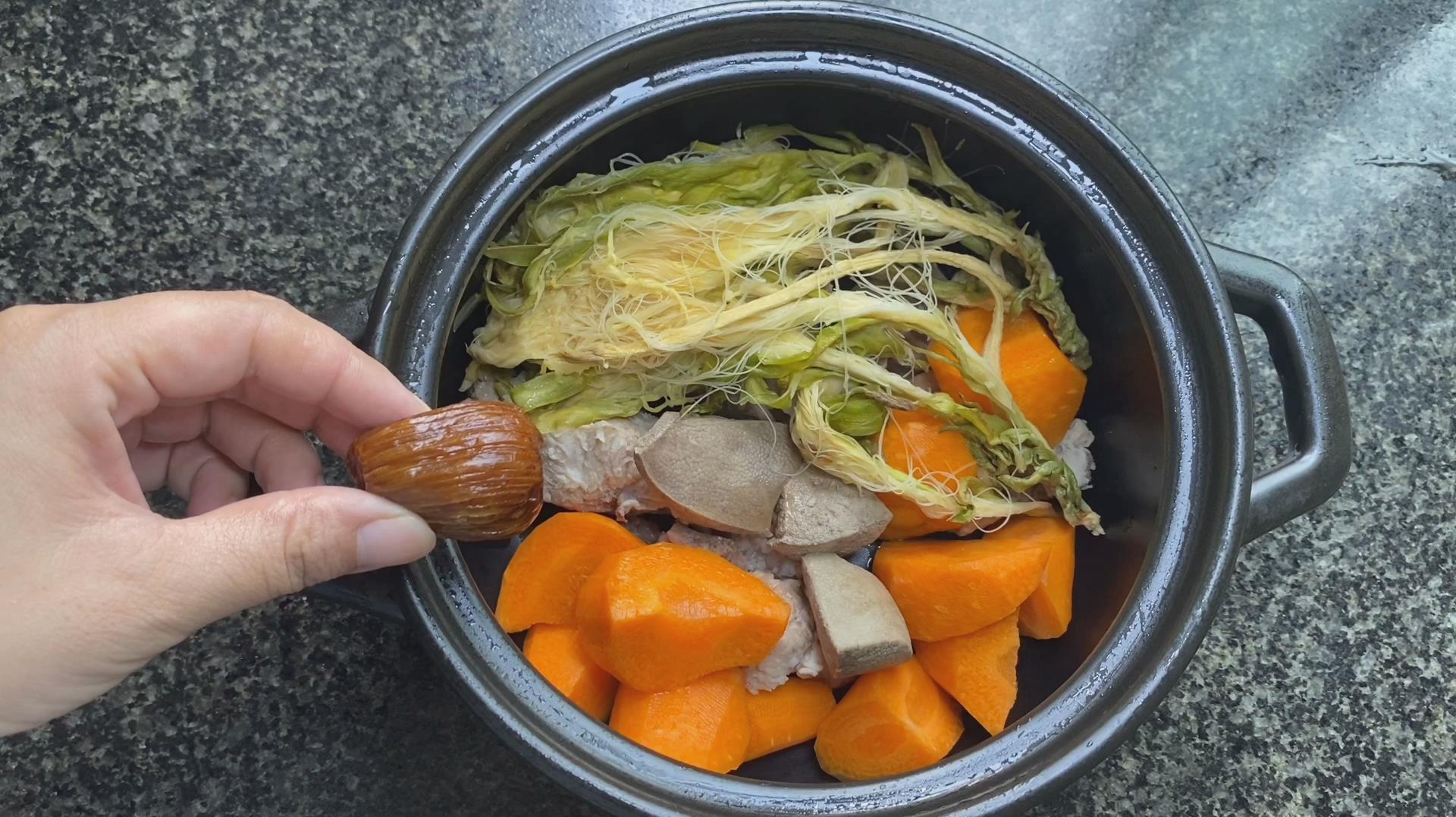 广东人太会煲汤了，清热祛暑鲜甜营养，做法简单我能连喝大3碗