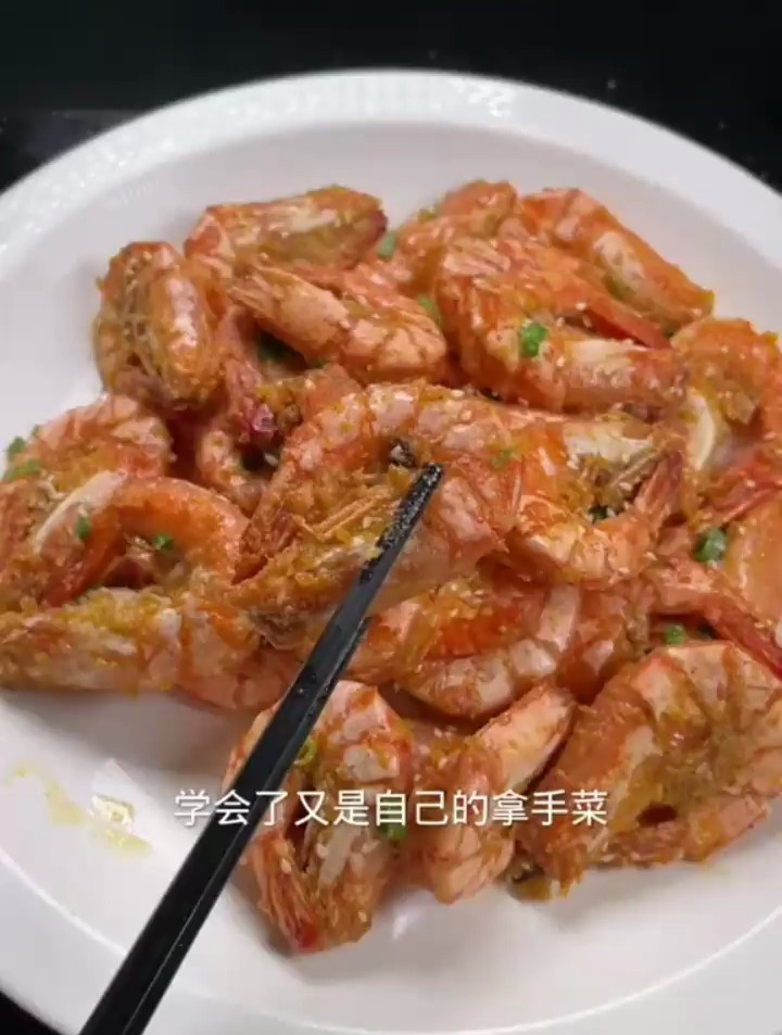 咸蛋黄焗虾,口味鲜香,口感沙沙的,味道真的很好吃,记得安排呀