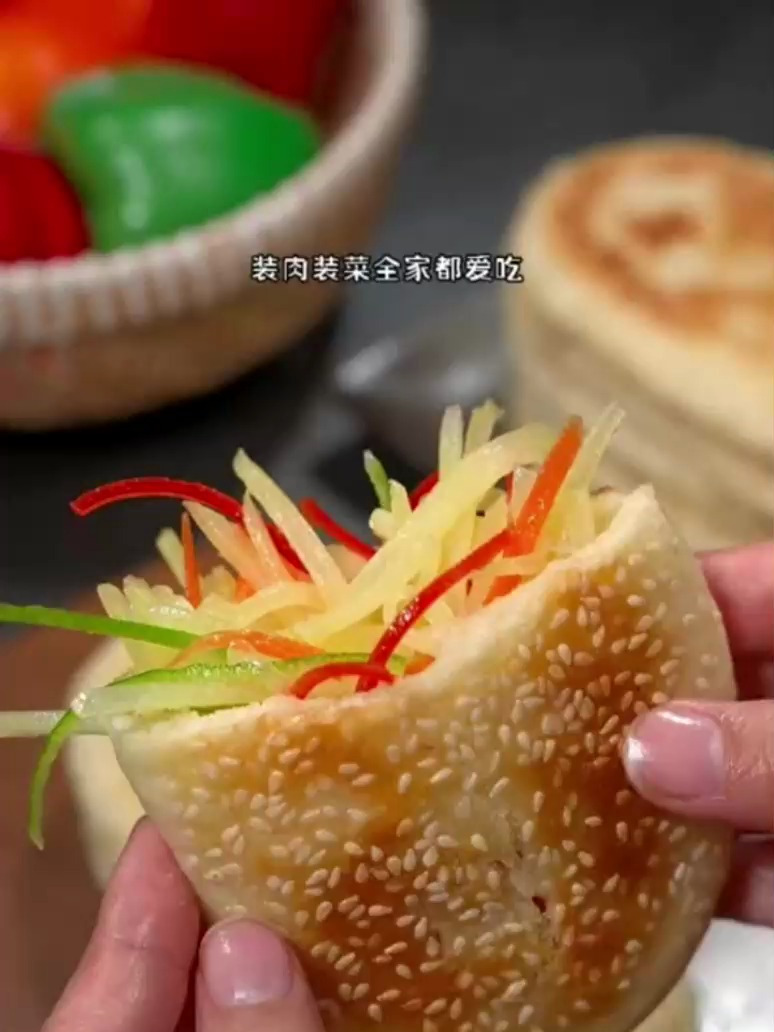 做法简单又好吃的芝麻口袋饼,装肉装菜都好吃,全家人都喜欢口袋