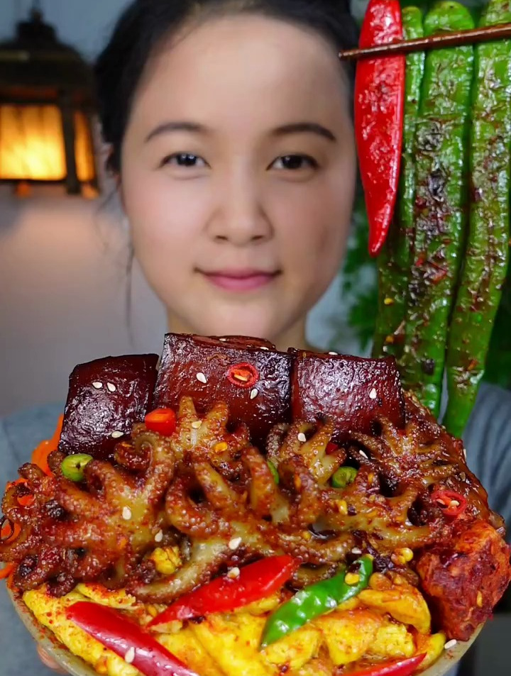 今天吃个麻辣八爪鱼,红烧肉,香喷喷的一碗家常饭