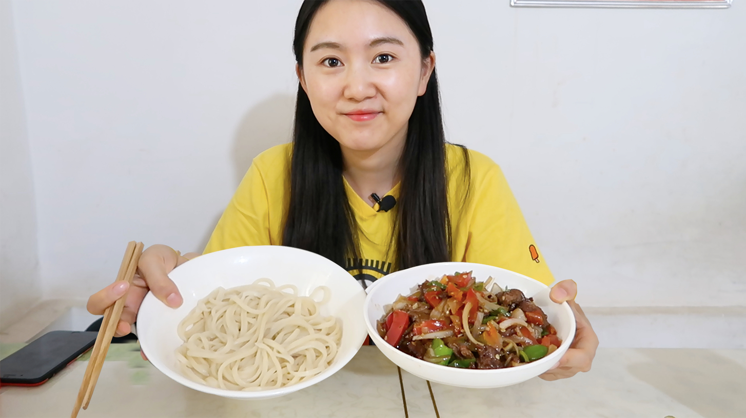 新疆特色过油肉拌面,25元一碗肉,面随便加!藏在破房子里仍火爆
