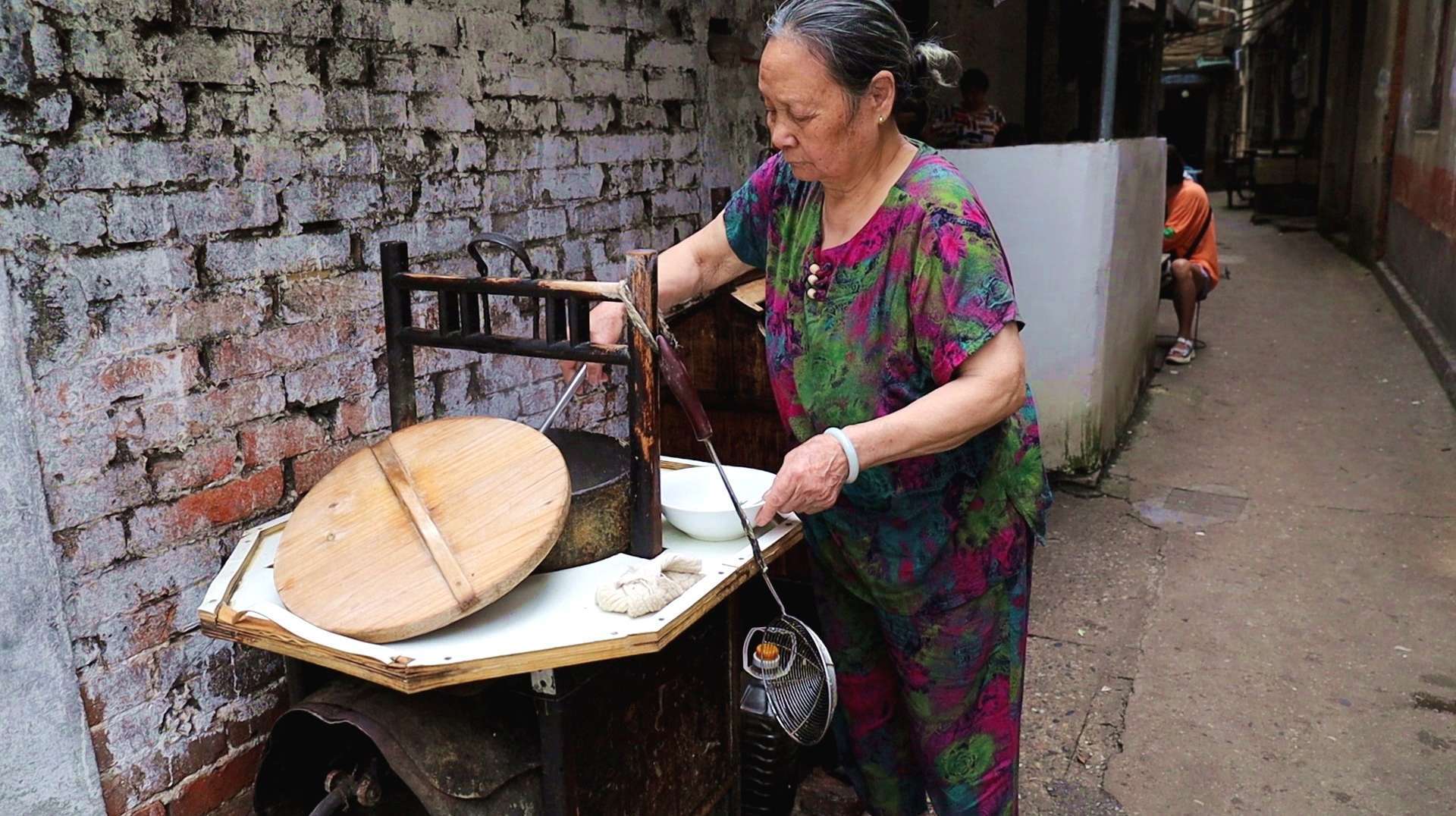 80岁老婆婆卖清汤,5秒煮一碗,百年老挑子当招牌,全市独一家