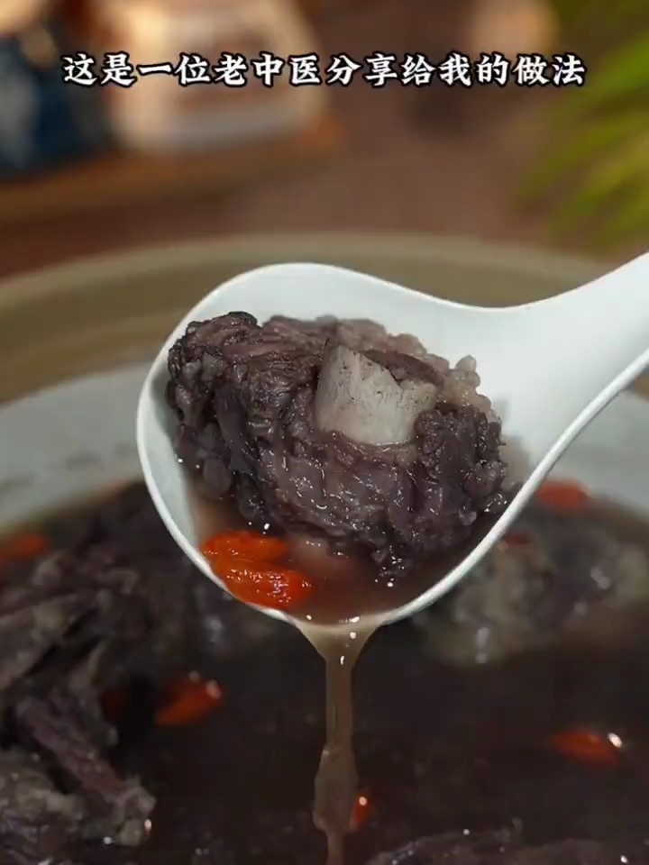 俗话说入秋多喝牛骨汤,冬天秋裤都不用穿。牛骨汤_ 牛骨_