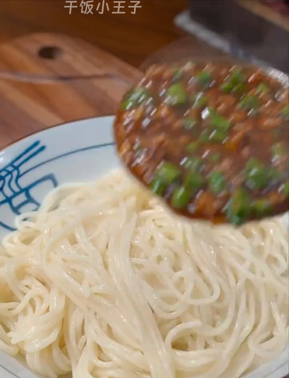 下班到家,5分钟搞定豆角肉末拌面,酱香十足,三碗不过瘾!