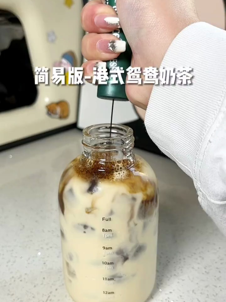 乌龙茶+黑白淡奶+咖啡液这三样就可以做出好喝的港式鸳鸯奶茶