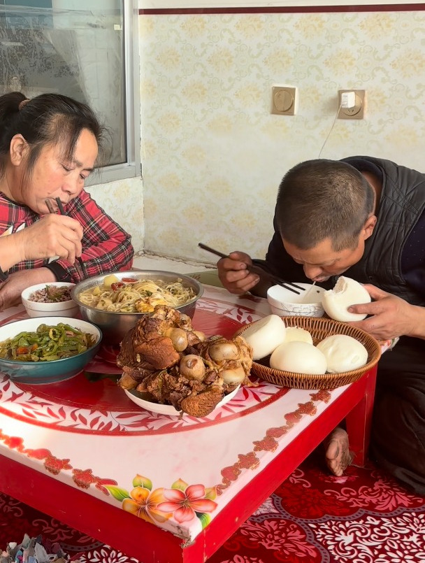 手工粉条炖大棒骨和大烩菜蘸糕相比,哪个更好吃?