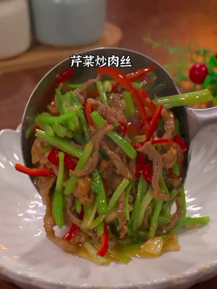 以后你要是想吃芹菜炒肉丝,你就像我这样做,做法简单