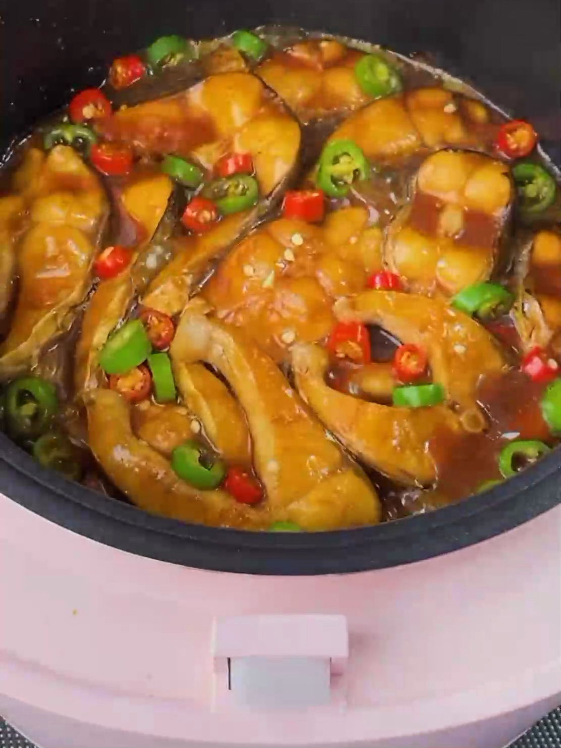 草鱼的懒人做法,鲜嫩多汁酱香浓郁美食制作人电饭锅炖鱼