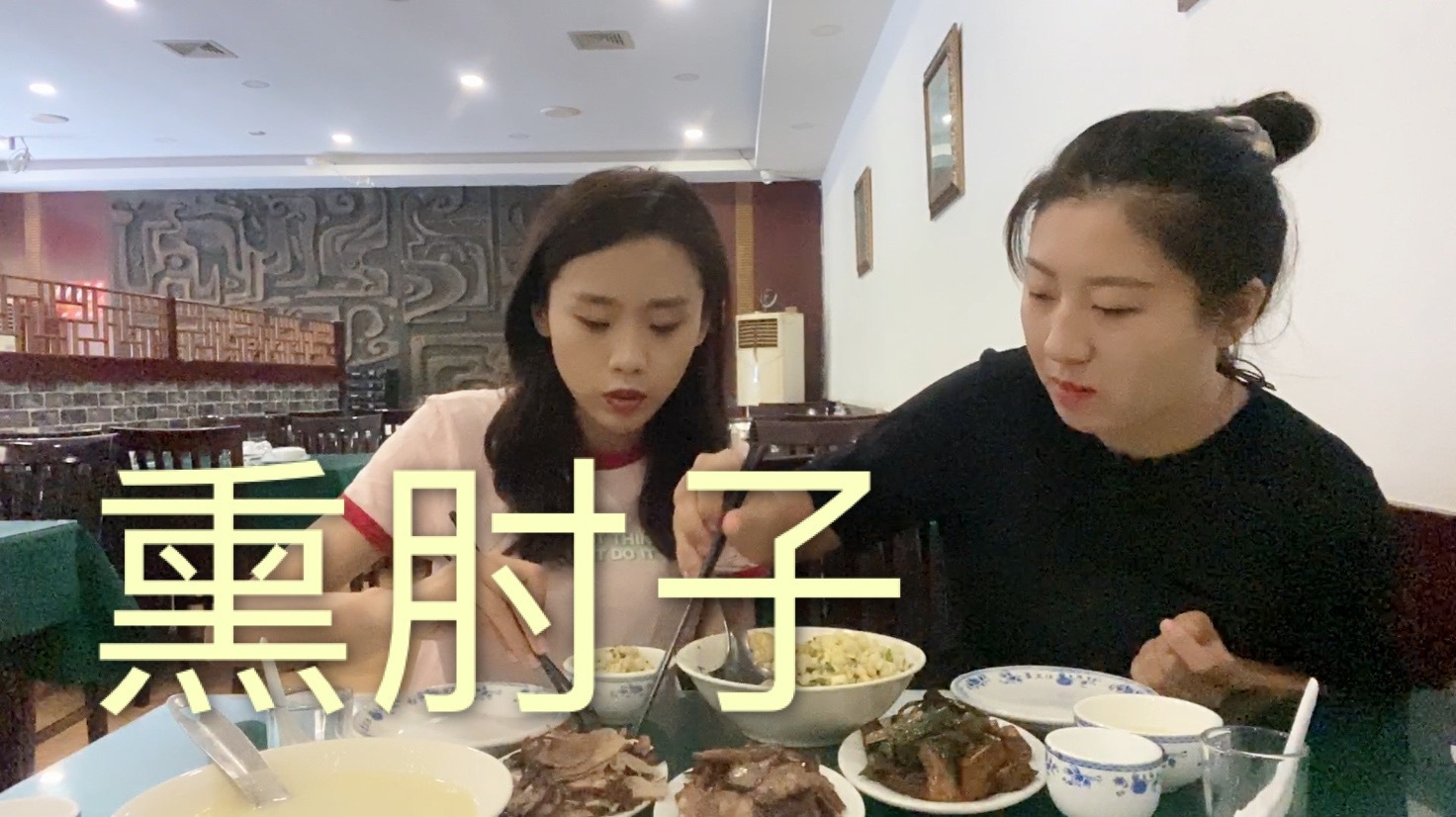 石家庄30多年的熏肉老店,姐俩点了一份熏肘一份熏肠,味道如何?