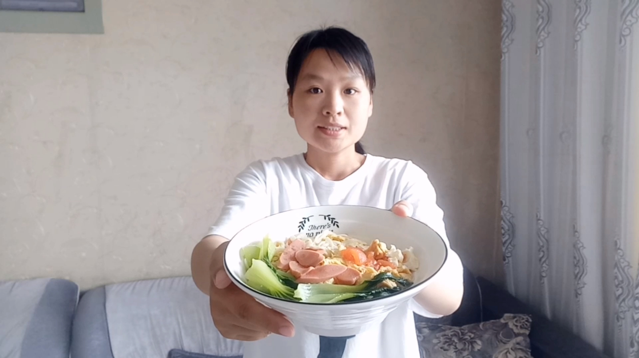一个西红柿两个蛋,外加油菜火腿肠做炝锅面,非常好吃