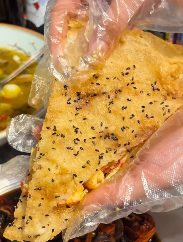 这家小鱼锅贴包小龙虾真的很绝好吃爆了毕竟是做了20年的小鱼锅底