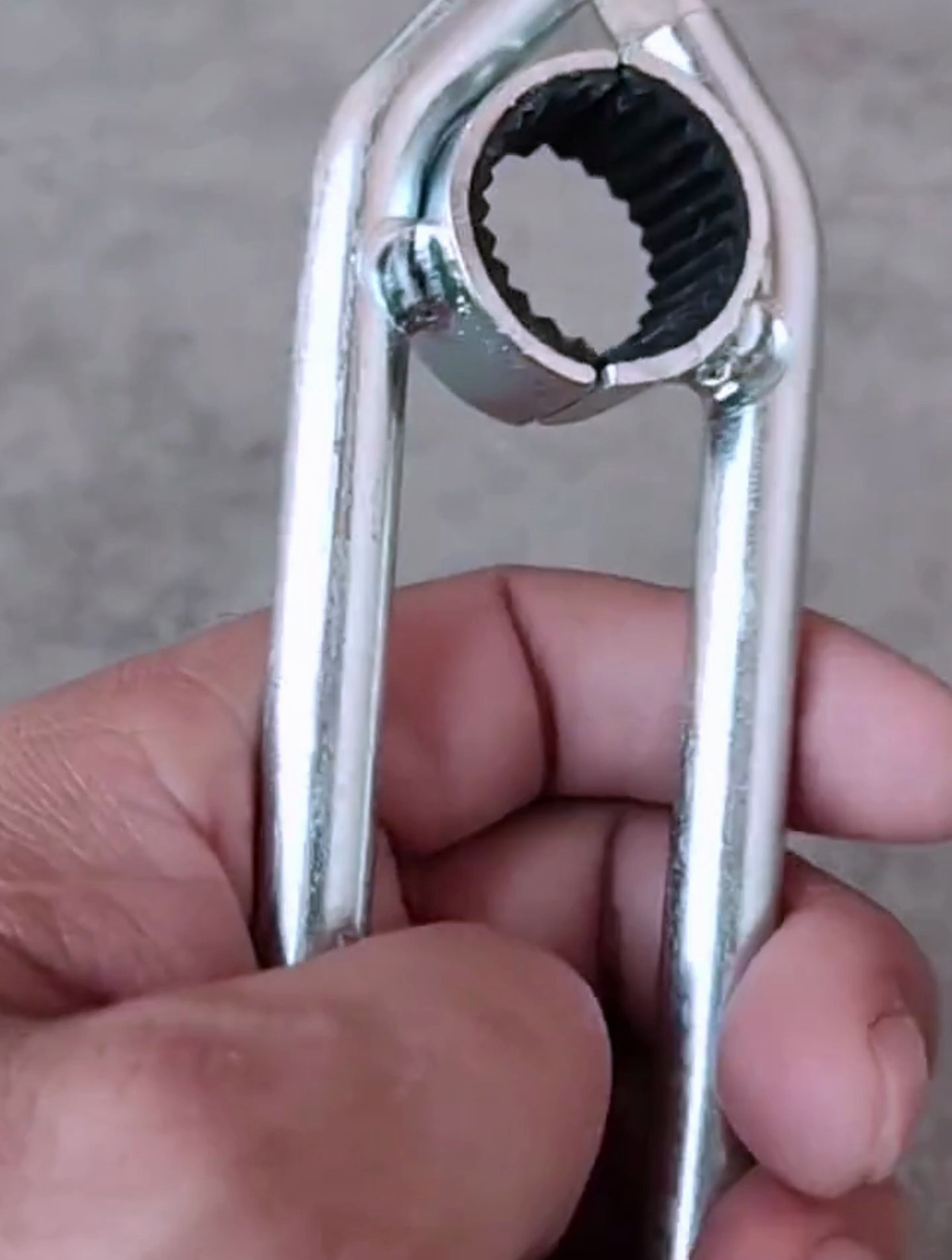 水龙头的过滤器又叫起泡器,这个起泡器专用扳手就很方便