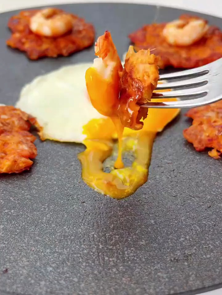 朋友留言想吃韩式虾仁泡菜饼,立马安排!酸辣鲜香,嘎嘎好吃