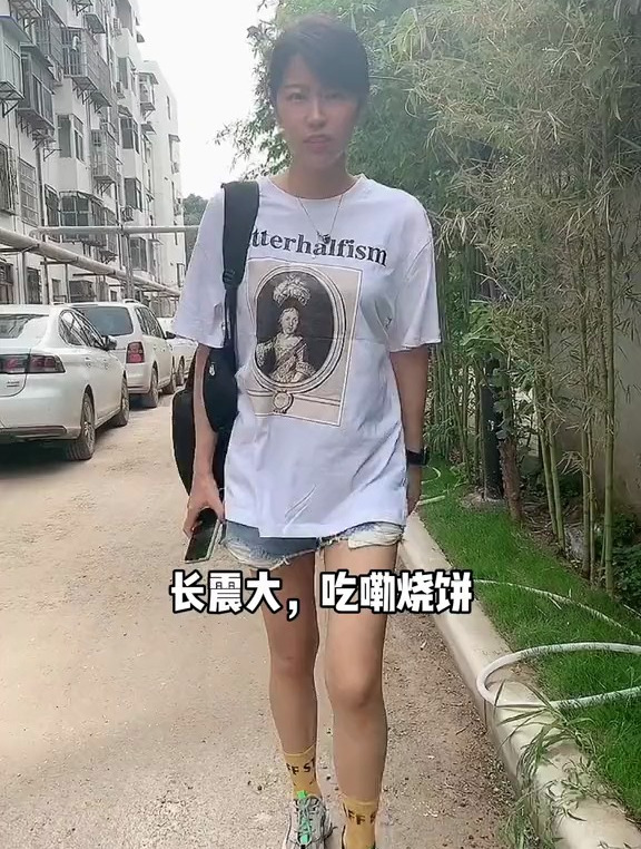 这是一个不带芝麻盖儿的灌汤烧饼~
