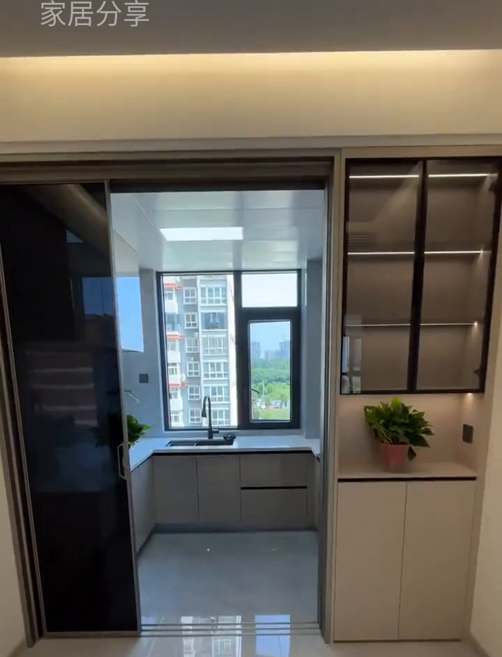 你家厨房门选地轨还是吊轨?我挑了三联洞地轨推拉门,吊轨感觉不稳当,地轨轨道才1厘米,不藏灰