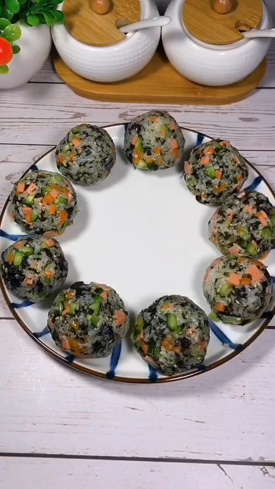 这样的米饭团子孩子超级爱吃,比寿司好吃百倍,赶紧做给孩子吃吧