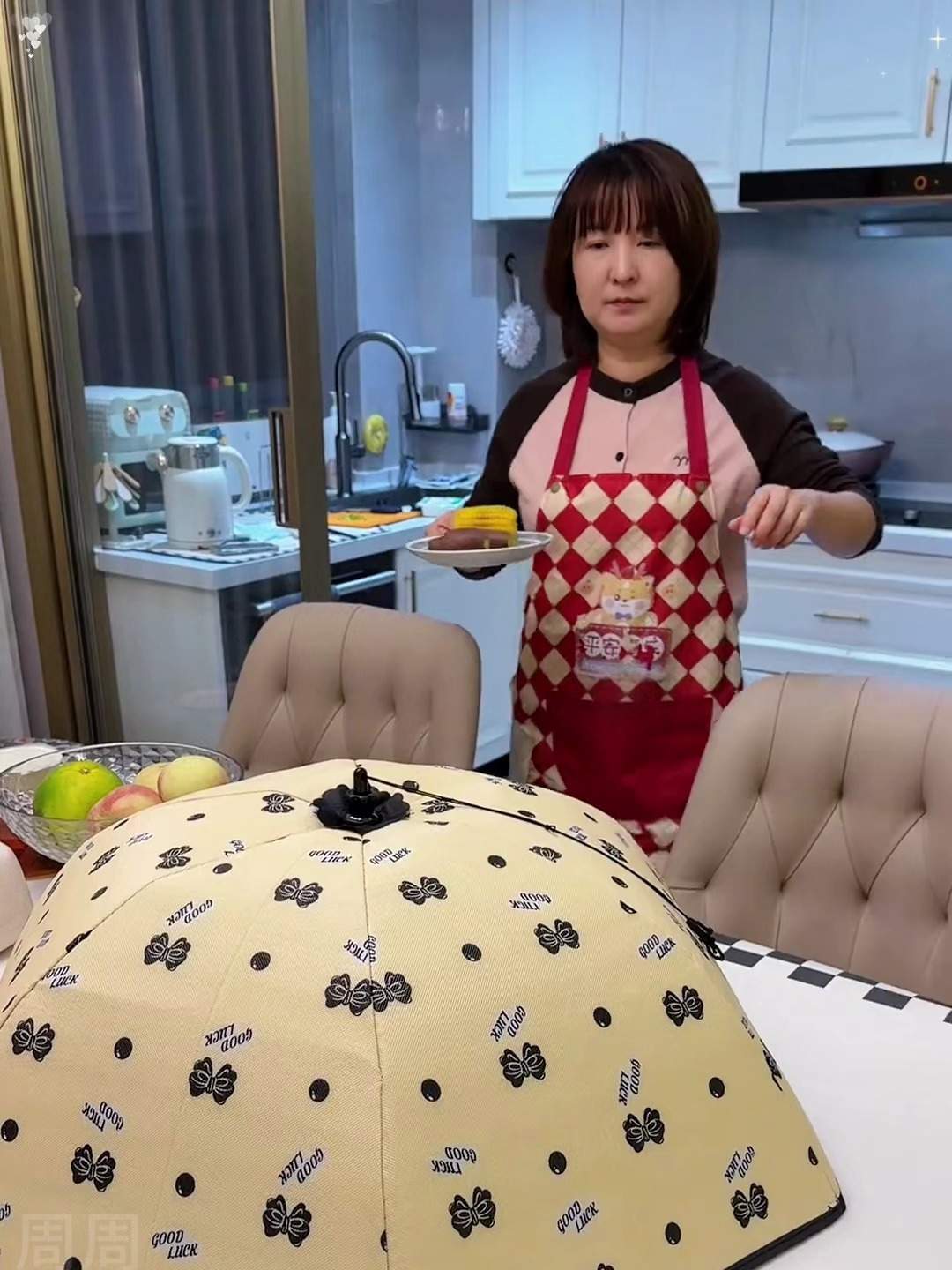 这个可以折叠的 保温菜罩,真是既好看又保暖 折叠保温菜罩