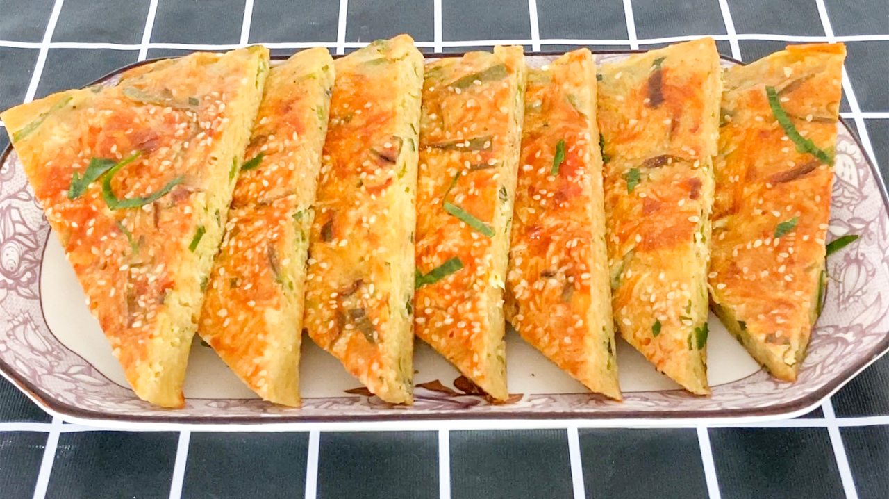 土豆丝中加鸡蛋,倒入面粉拌一拌,简单快速做出营养美味的早餐