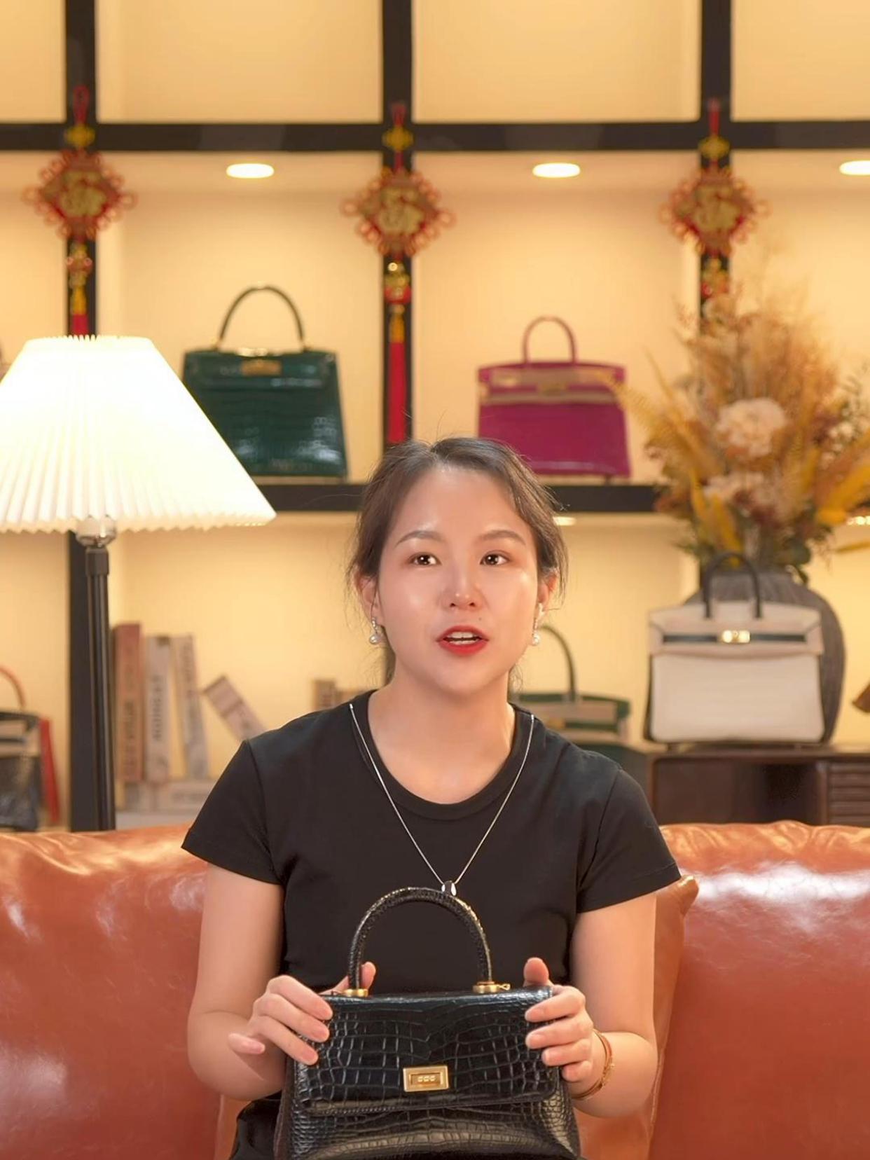 感受鳄鱼皮女包的魅力吧