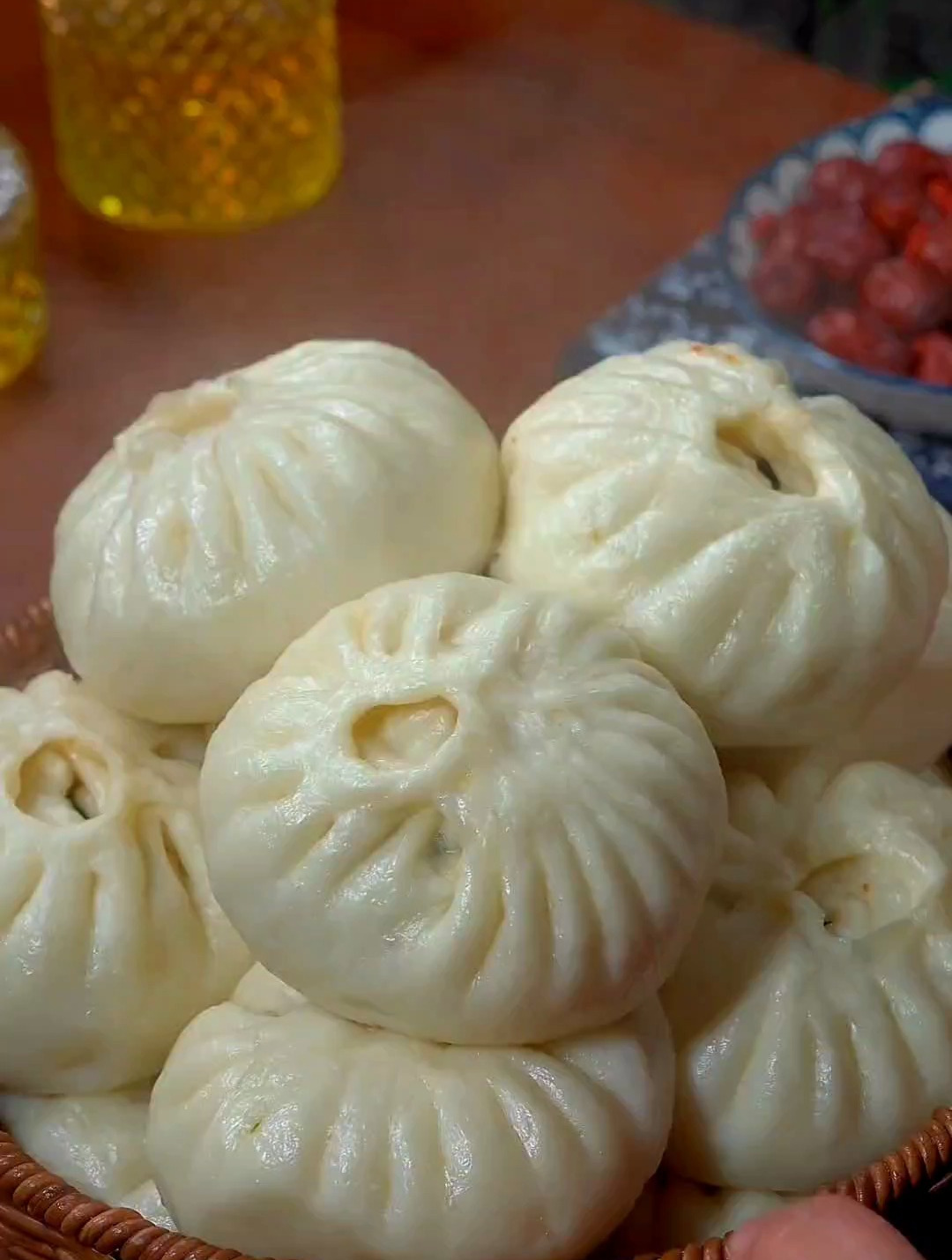 豆腐、韭菜粉条馅包子,这样做各个蓬松宣软,皮薄馅多