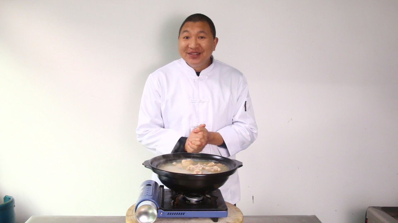 2根蹄花,1碗大豆,做一份“蹄花汤”汤汁浓郁,蹄花耙糯,很下饭