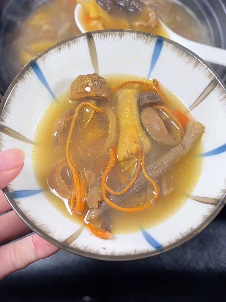 家常菜谱100道:这碗菌菇猪肚母鸡汤,暖身暖心又暖胃