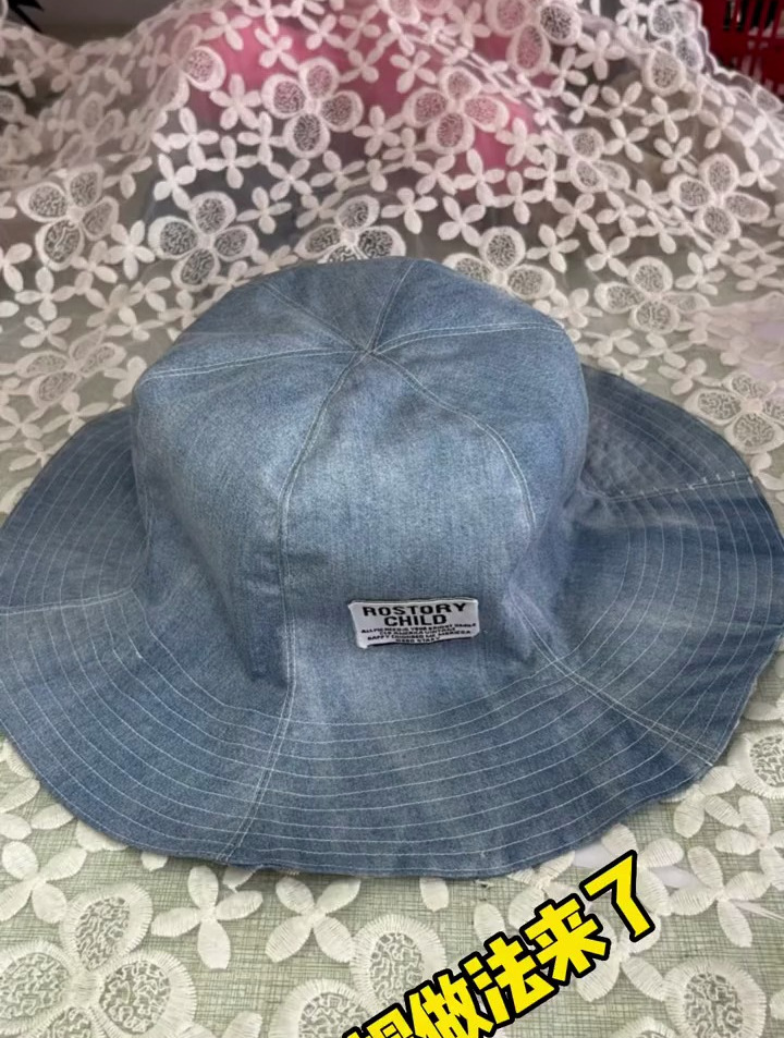 手工帽子制作:邻居嫂子拿来的牛仔连衣裙,让我帮忙改帽子