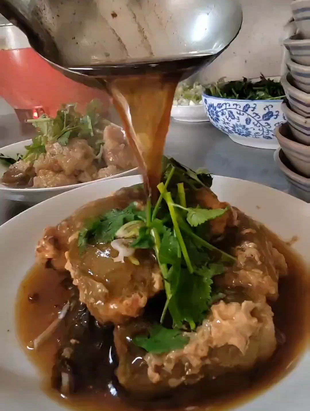 二哥从外地回来了,一口气吃了二个蒸碗,他说就想这一口