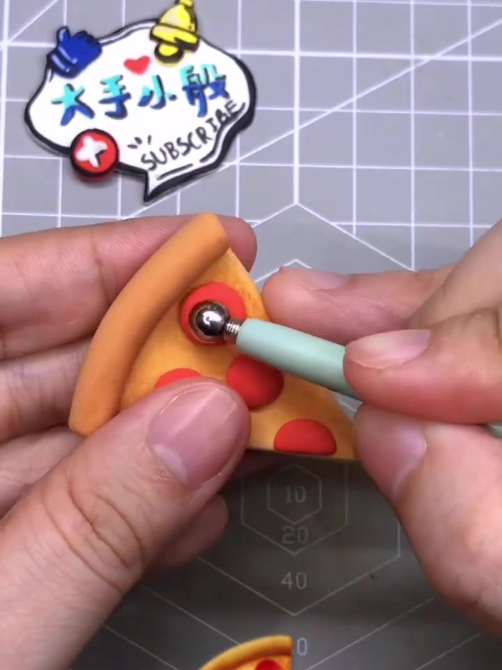 一起来用橡皮泥做个披萨吧!