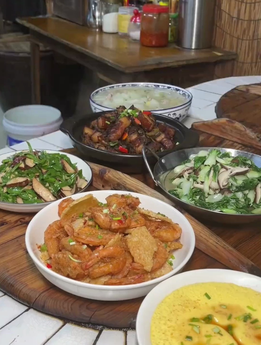 家里养的腾鸭总是啄小麻鸭,我妈早就想给它炖了