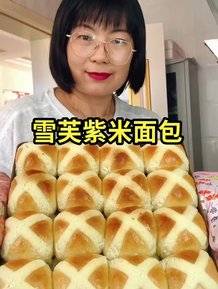 今天做了一盘紫米面包,紫米和面包的完美搭配