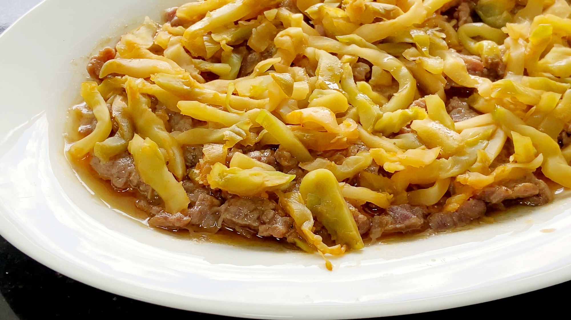 天热我家就爱这一道蒸牛肉,滑嫩入味又营养,汤汁拌饭都能吃两碗