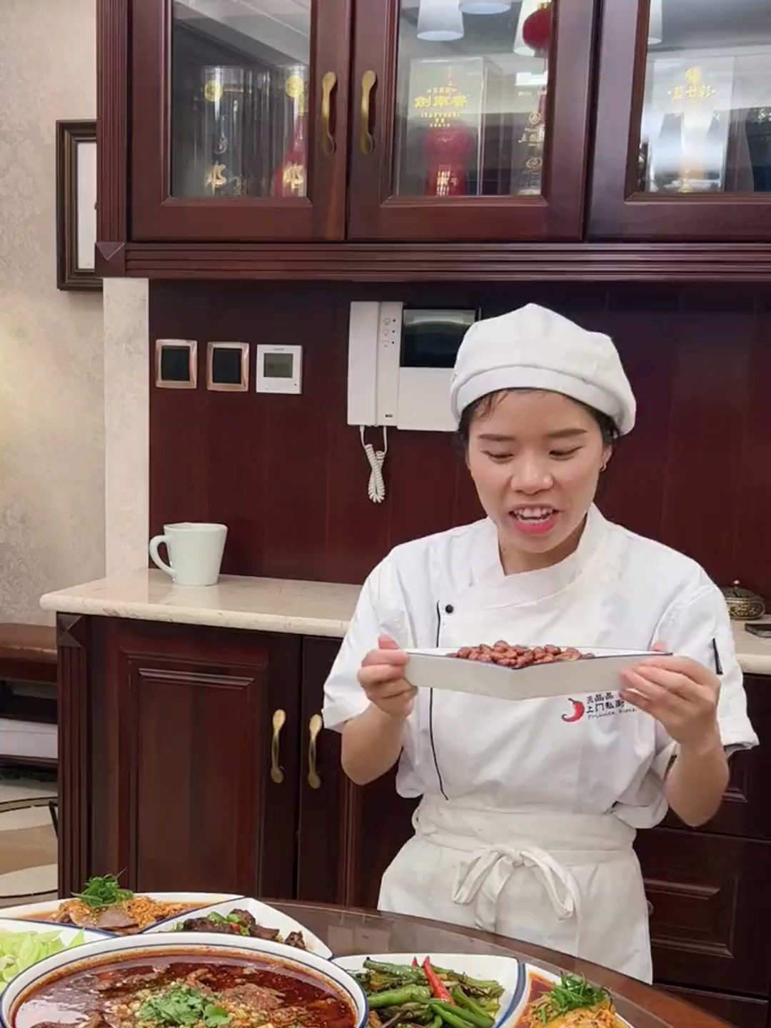 90后夫妻的努力:平时我做保姆,今天去帮老公上门做菜打下手