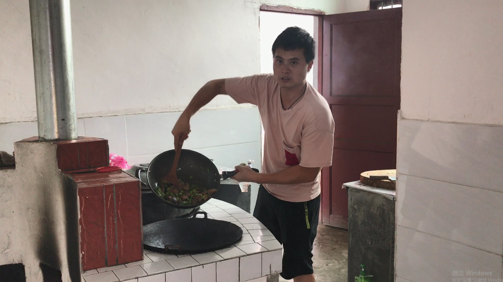 炒菜炒到一半没气了,小白赶紧烧柴火补救,毛豆炒鸭肉终于出锅了