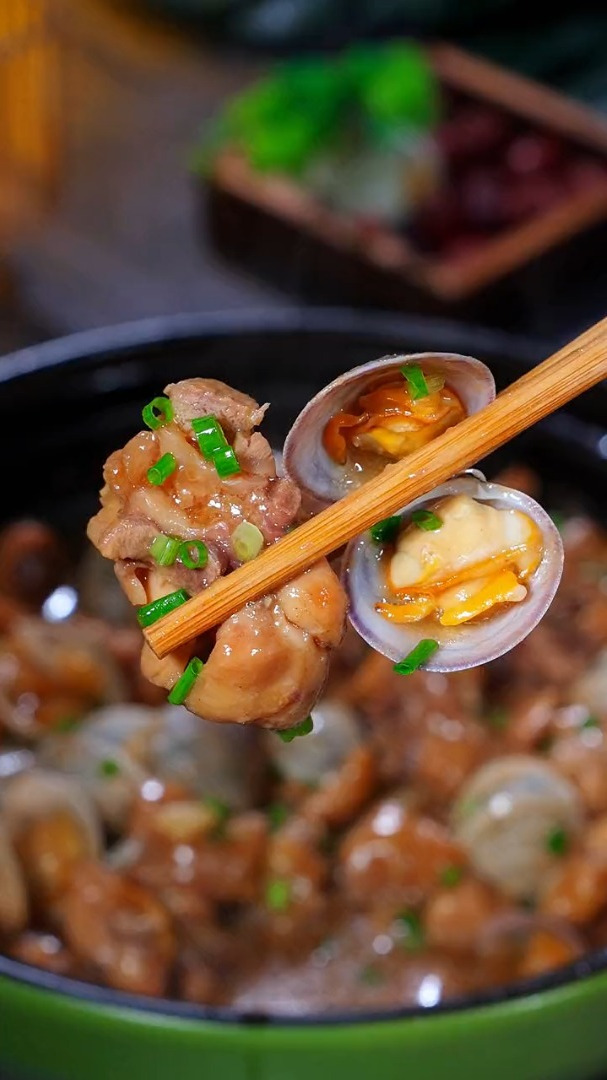 鲜嫩可口的鸡肉炖花甲