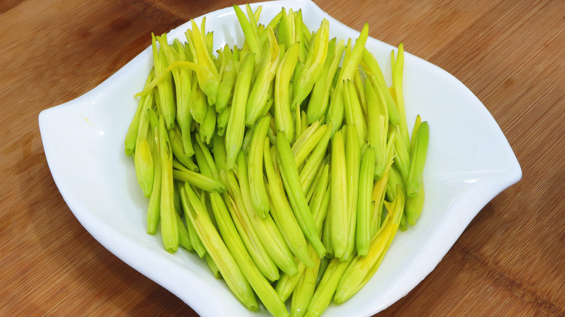 新鲜黄花菜怎么吃才安全?教你这样做,营养好吃还健康,吃着放心