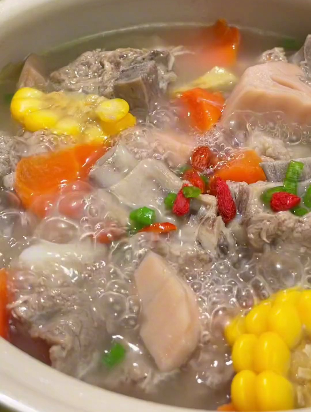 煲上一锅莲藕排骨汤,汤鲜肉嫩,清甜可口,全家都能喝