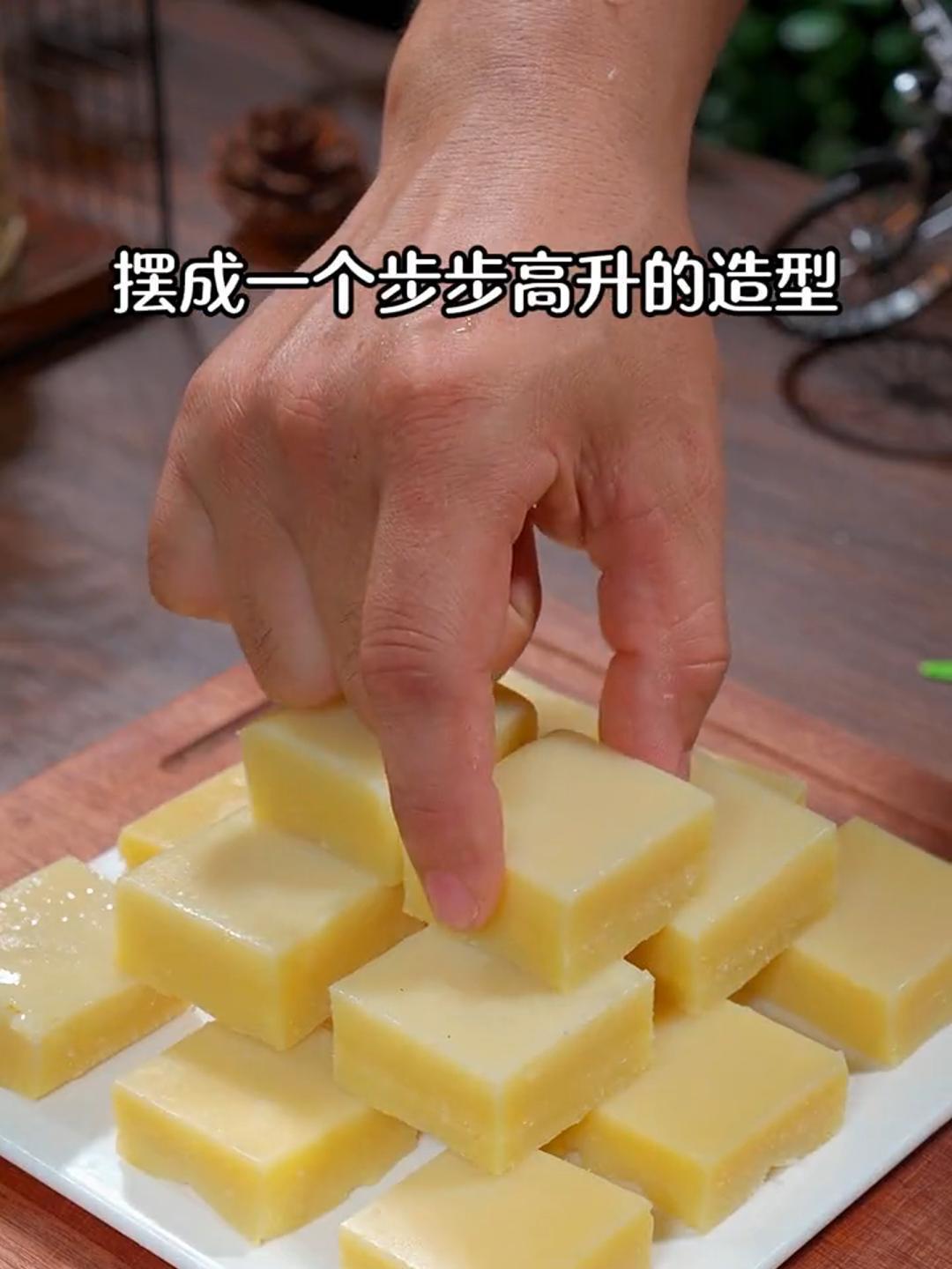 一道好吃又好看的奶香玉米糕就做好了,Q弹软糯,奶香浓郁